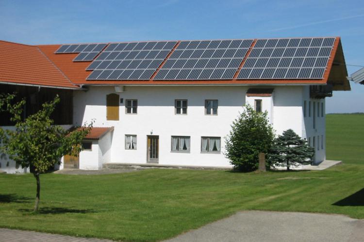 家用光伏發電站怎么清潔太陽能電池板